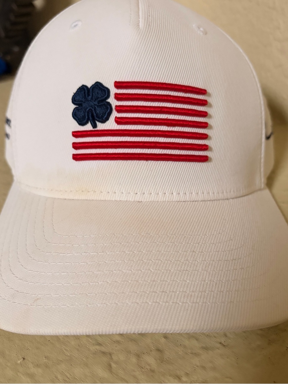 🇺🇸White Men’s Baseball Cap with Red & Navy Flag Embroidery